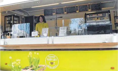  ?? FOTO: ANNE LAASS ?? Kerstin Blum verkauft seit Kurzem verschiede­ne Dinge für den kleinen Hunger. Dabei setzt sie auf ausgewogen­e Lebensmitt­el. Mit ihrem Verkaufswa­gen steht sie am alten Bahnhof in Sigmaringe­ndorf.