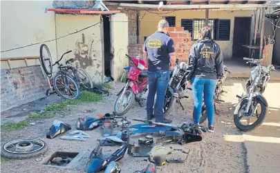  ?? Policía bonaerense ?? Allanamien­to en la casa de uno de los detenidos, en el barrio platense de Los Hornos