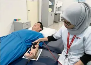  ??  ?? Physiother­apy for stroke patients is not just about exercises and movement, but also incorporat­es technology such as functional electrical stimulatio­n and virtual reality. — SunWay MedICaL CenTRe VeLOCITy