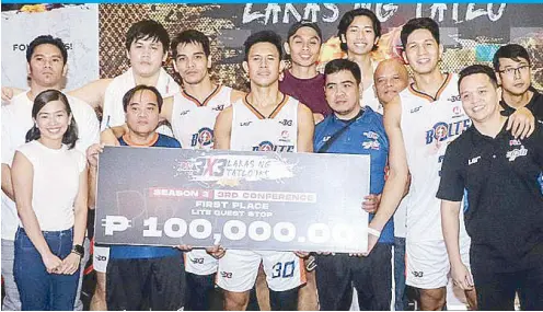  ?? ?? Members and supporters of the Meralco team celebrate a second straight leg championsh­ip in PBA 3x3 Season 3 Third Conference.