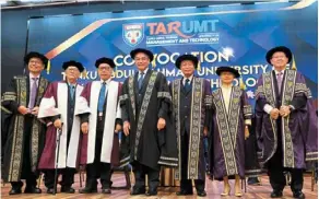  ?? ?? Proud day: Honorary fellows Tan and Lim (second and third from left, respective­ly) with Tar umt president Prof dr Lee Sze Wei (far left), Chan (centre), and Tarc education Foundation board of trustees members Tan Sri Lau yin Pin (third from right), datin Paduka Tan Siok Choo (second from right), and datuk roger Tan Kor mee (far right).