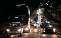  ?? Isaac Fontana/Framephoto/Folhapress ?? Carreata acompanhou o ônibus do Tubarão até o centro; time chegou de Maringá na madrugada de segunda (18)