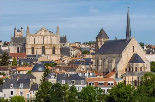  ??  ?? Vue sur les toits de Poitiers. Au premier plan, sur la droite, l'église Sainte-Radegonde (xie siècle), qui abrite la tombe de la sainte patronne de la ville,
reine des Francs et épouse de Clotaire Ier. Plusieurs miracles, survenus sur ledit tombeau, consacrère­nt l'église comme un haut lieu de pèlerinage.