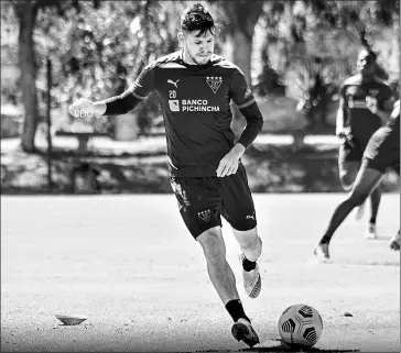  ?? LDU_OFICIAL ?? • Christian ‘Chavo’ Cruz traslada el esférico durante una práctica de Liga en Pomasqui.