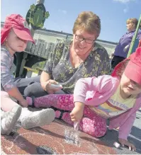  ?? HUW JOHN ?? Dr Julie Bishop with children from Gibbonsdow­n Children’s Centre at the launch of Every Child Wales