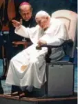  ?? Fotos: SLOMI – Josef Albert Slominski ?? Von Alter und Krankheit schwer gezeichnet: Papst Johannes Paul II. mit seinem Sekretär Stanislaw Dziwisz.