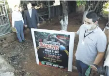  ?? ?? El cartel que tenía puesto frente a su casa para captar a niños.