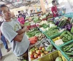  ??  ?? PENIAGA, Hashim Mohd, 41, (kiri) mendakwa harga sayur-sayuran meningkat disebabkan hampir dengan musim perayaan.