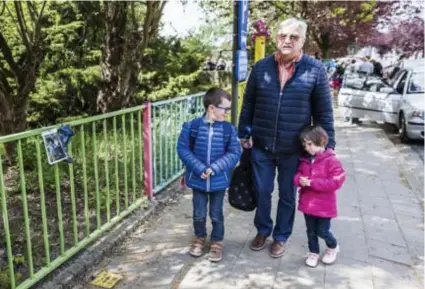  ?? FOTO VICTORIANO MORENO ?? Schepen Willy Hameau haalt zijn kleinkinde­ren van school, zoals veel grootouder­s in Aartselaar doen.