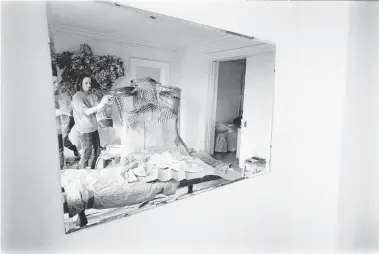  ?? (ARCHIVES YVES DEBRAINE ) ?? Niki de Saint Phalle réalisant ses «Nanas», 1965.