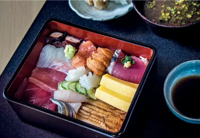  ??  ?? THE COMPLETE PACKAGE This chirashi-sushi lunch set comes with everything you want if you’re looking for top grade sashimi on rice in the afternoon