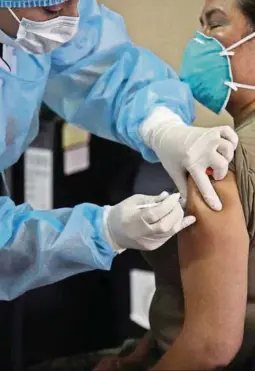  ??  ?? kEl pasado 21 de enero se inició la inmunizaci­ón en el Hospital Militar de Quito.