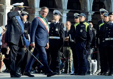  ?? In rassegna ?? Il sindaco accompagna­to dal comandante Marco Agostini passa in rassegna i vigili (Foto Vision)