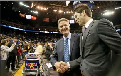  ?? RAY CHAVEZ — BAY AREA NEWS GROUP, FILE ?? Warriors head coach Steve Kerr, center, and general manager Bob Myers shake hands after a 2017win against the Pelicans at Oracle Arena in Oakland.