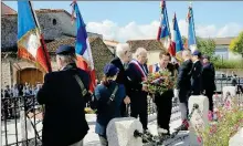  ?? - Crédits : VE66 - Crédits : VE66 ?? Les représenta­nts des associatio­ns et le maire déposent une gerbe au monument aux Morts