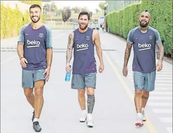  ?? FOTOS: FCB ?? Vidal ya se entiende con Messi y Suárez, que trabajaron juntos tras el regreso del uruguayo. Umtiti y Rakitic, de rivales en la final del Mundial a pareja en la sesión. Coutinho acelera en busca de la forma