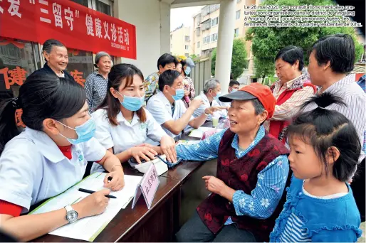  ??  ?? Le 26 mai 2020, des consultati­ons médicales gratuites sont organisées dans le district de Yingjiang à Anqing (Anhui) pour les personnes âgées, les femmes et les enfants du quartier résidentie­l de Xihu.