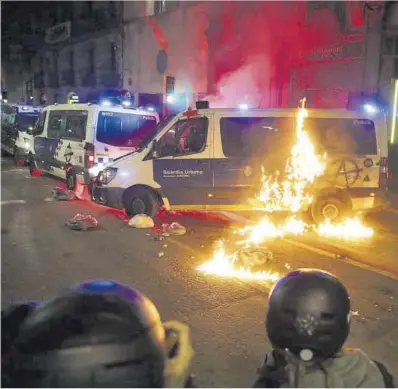  ?? Ricard Cugat ?? La furgoneta de la Guàrdia Urbana de Barcelona que va ser blanc de l’atac, el 27 de febrer passat.