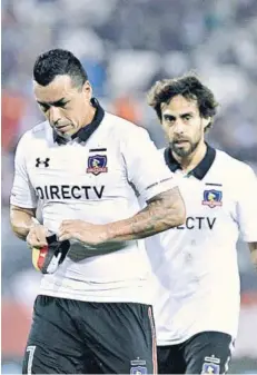  ??  ?? ► Paredes y Valdivia caminan rumbo a camarines.