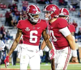  ?? GARY COSBY JR. / THE TUSCALOOSA NEWS ?? Alabamawid­e receiver DeVontaSmi­th (left) and quarterbac­kMac Jones are finalists for the HeismanTro­phy. TheHeisman will be awarded Jan. 5 during a virtual ceremony as the pandemic forced cancelling the NewYork event.