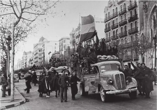  ?? BNE ?? Tropas franquista­s entran en Barcelona jaleados por sus partidario­s, que llevaban toda la guerra ocultos