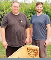  ??  ?? Mnre. Richard en Cole Fiala, vierde- en vyfdegesla­gboere in Oregon, staan voor ’n bank wat aan Richard se grootouers opgedra is. Die boerdery stel hulle in staat om gesonde verhouding­s in hul familie te vestig.