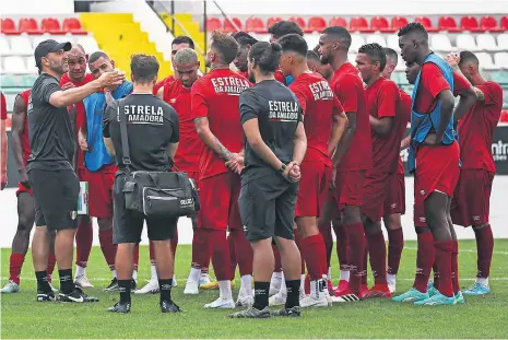  ?? ?? Sérgio Vieira passa a mensagem aos jogadores antes de mais um treino