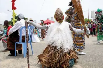  ??  ?? ANTÓNIO SOARES | EDIÇÕES NOVEMBRO | CABINDA | Grupo carnavales­co Tchaco Tchaco representa Cabinda no desfile central em Luanda