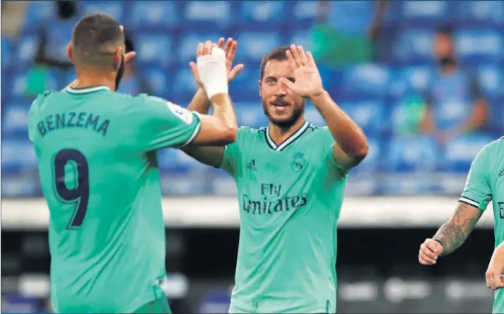  ??  ?? Benzema es felicitado por Hazard, Isco, Valverde y Casemiro tras su genial pase de tacón a este último, que le señala con el dedo.