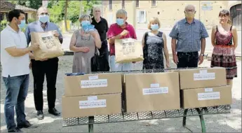  ??  ?? Jean-Pierre et Yvette au milieu des maires devant leur carton de masques