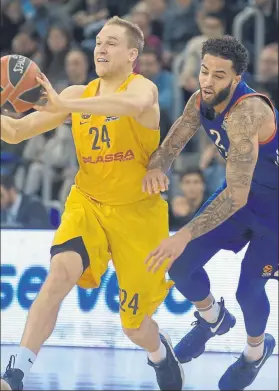  ?? FOTO: MANEL MONTILLA ?? Brad Oleson pelea un balón con Tyler Honeycutt en el partido contra el Efes