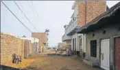  ?? HT PHOTO ?? The ASI, in its fresh survey to identify the protected area, had found that the 201 houses in Rakhigarhi village were built on Harappaner­a mounds; (below) residents of the village protesting against the eviction notice.