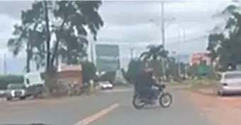  ??  ?? Dos automovili­stas filmaron a los pistoleros cuando escapaban del lugar a bordo de una moto.