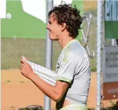  ?? Foto: Oliver Reiser ?? Blankes Entsetzen herrscht nicht nur bei Dominik Osterhoff, sondern beim gesamten SC Altenmünst­er. Das abgebroche­ne Skandalspi­el bei der TSG Thannhause­n soll wiederholt werden.