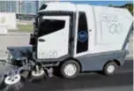  ?? ?? Xing Yun, an L4-level sanitation robot, is operating in an outdoor scenario. — Zhu Zemin