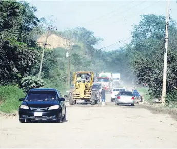  ??  ?? PESADILLA. El tramo está en pésimo estado y los pobladores claman por su reparación.