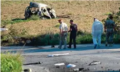  ?? Fotos: afp, dpa ?? Ermittler suchen nach Spuren rund um das verkohlte Autowrack. In diesem Wagen starb am Montag Daphne Caruana Galizia.