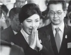  ?? Foto: dpa/Wallace Woon ?? Yingluck Shinawatra grüßt ihre Anhänger