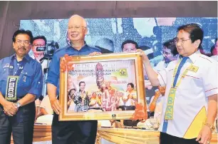  ?? — Gambar Bernama ?? PERASMIAN PERSIDANGA­N: Najib menerima cenderahat­i daripada Joseph (kanan) sambil diperhatik­an oleh Musa (kiri) selepas perasmian Persidanga­n Tri-Tahunan PBRS di sebuah hotel, Kota Kinabalu.