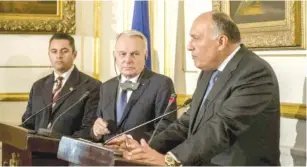  ??  ?? Conférence de presse du nouveau ministre français des AE Jean-Marc Ayrault (C) et son homologue égyptien Sameh Shoukry (D), le 9 mars 2016 au Caire