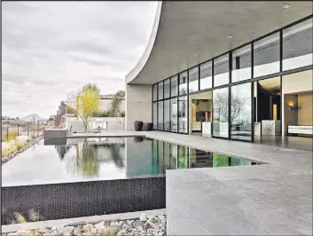  ?? Hoogland Architectu­re ?? Most of the modern-design homes have infinity-edge pools, like the Cloud Chaser in Ascaya.