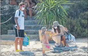  ?? FOTOS: GTRES ?? Antoine Griezmann se lo pasó en grande ayer en Formentera, junto a su familia y a varios amigos. El francés estuvo pilotando una moto acuática, navegó en un yate y descansó en una de las playas de la isla