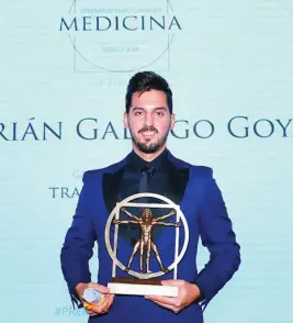  ??  ?? Adrián Gallego Goyanes posa con el premio de Traumatolo­gía