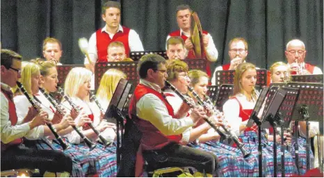  ?? FOTO: RAHN ?? Meisterte ein anspruchsv­olles Programm: die Musikkapel­le Haslach bei ihrem Jahreskonz­ert.