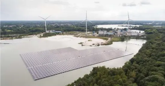  ?? FOTO RR ?? Het drijvend zonnepark in Dessel telt 17.250 zonnepanel­en.