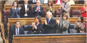  ?? (Sergio Perez/Reuters) ?? SPANISH LAWMAKERS applaud Spain’s acting Prime Minister Pedro Sanchez yesterday at a weekly cabinet control session at parliament in Madrid.