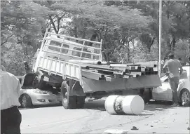  ??  ?? The truck which crashed at a roadblock near Kwekwe