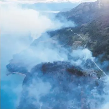  ??  ?? En Aysén, la geografía es uno de los enemigos de las brigadas contra incendios.