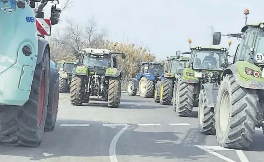  ?? EL PERIÓDICO ?? Varias decenas de tractores paralizaro­n ayer el acceso a un polígono de Ejea de los Caballeros, como antesala a la gran movilizaci­ón de hoy.