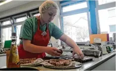  ?? Fotos: Lena Huber ?? Annika Kirchhoff aus Nordrhein Westfalen richtet beim Wettbewerb Muffins für das Buffet an.